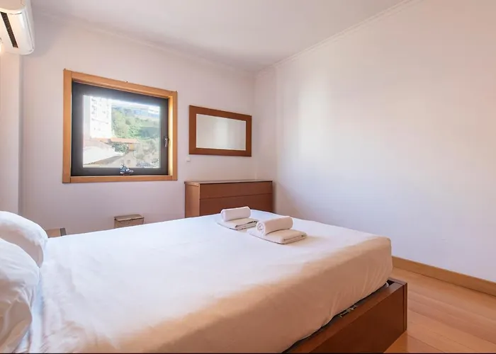Lovelystay - Modern In Anjos Apartment *